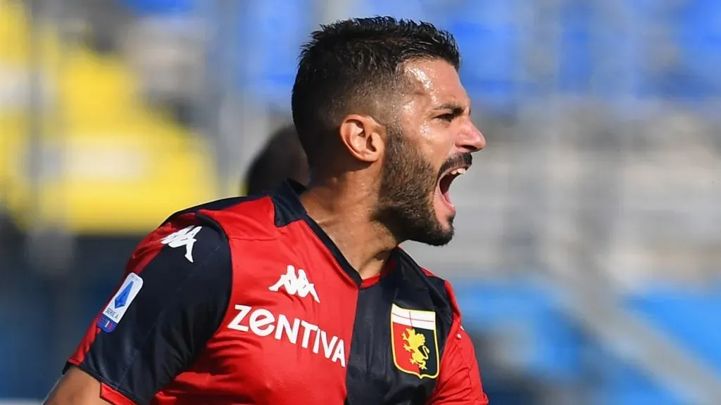 Iago Falque of Genoa CFC celebrates after scoring the first goal. (Photo by Claudio Villa/Getty Images)
