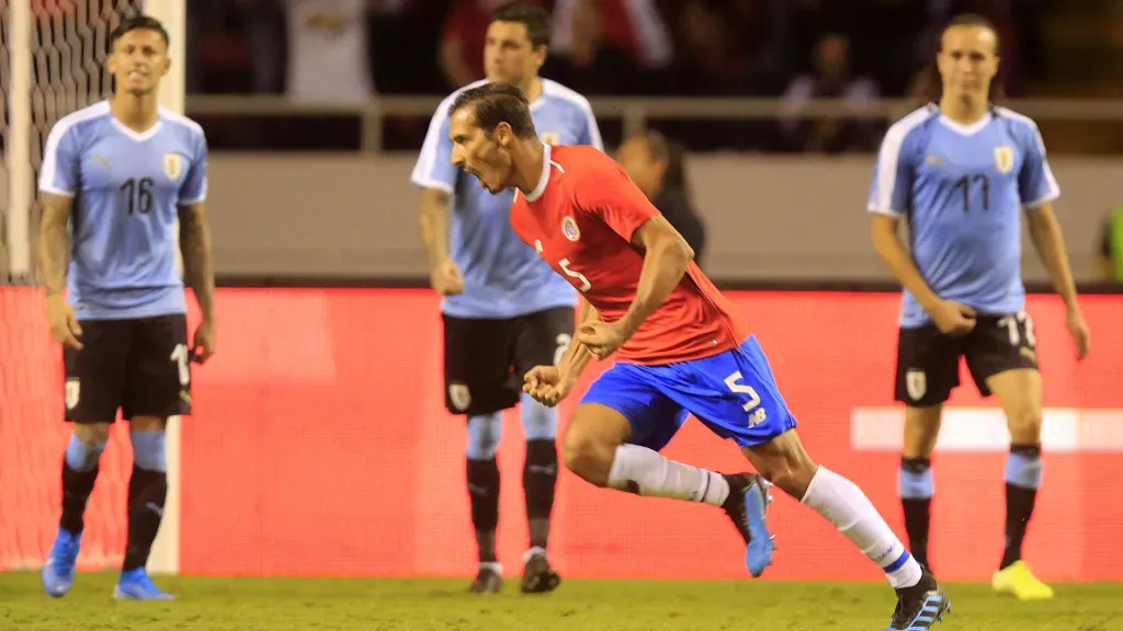 Celso Borges celebra tras anotarle a Uruguay. (Foto: IMAGO / Rafael Pacheco)