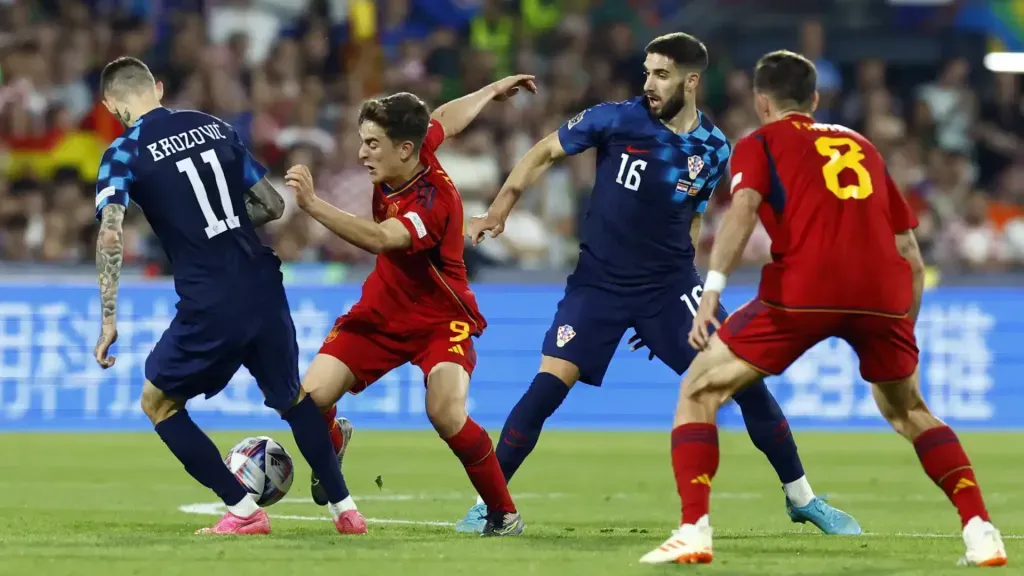 España y Croacia se vieron las caras por última vez en la final de la UEFA Nations League. Si bien empataron 0-0 en el tiempo regular, la Roja campeonó al imponerse 5-4 en los penales. (Foto: REUTERS)