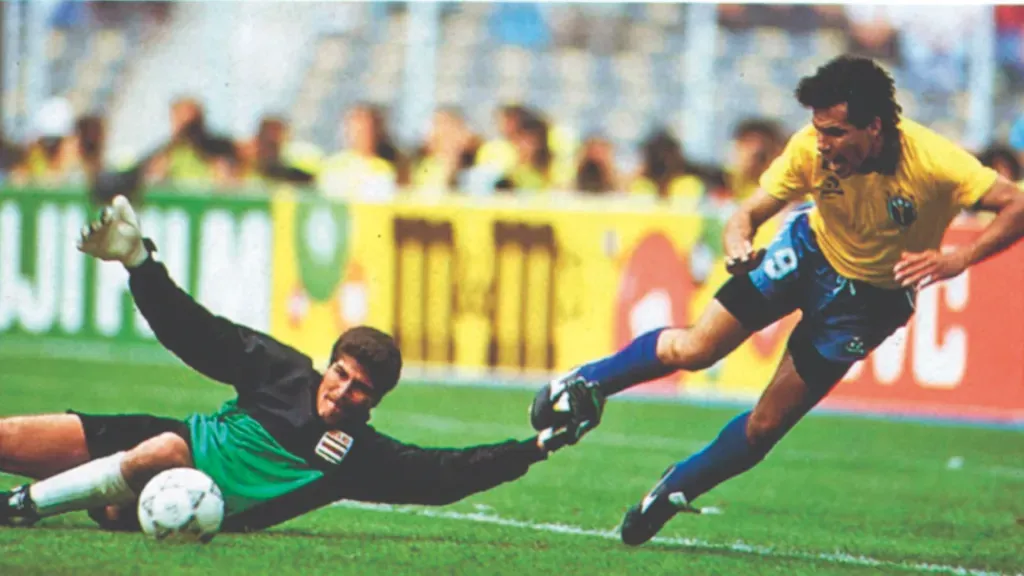 Luis Gabelo Conejo en plena acción ante Careca durante el Mundial de Italia, el primero al que clasificó Costa Rica. (Foto: La Nación)