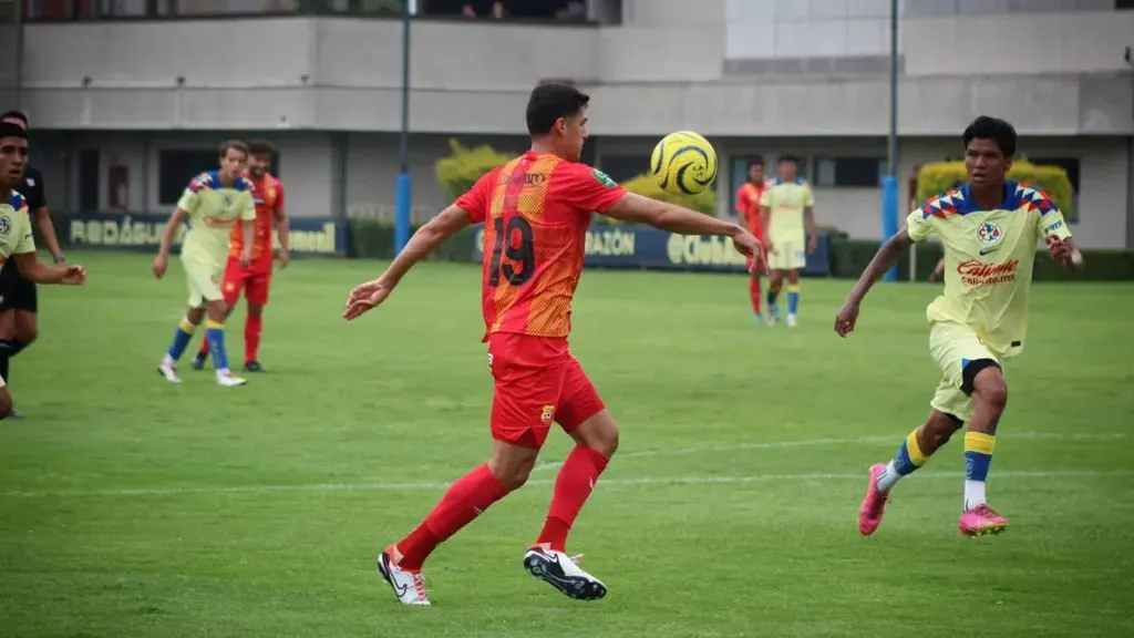 “Tepa” González a punto de rematar al arco en el triunfo de Herediano sobre el América. (Foto: CSH)