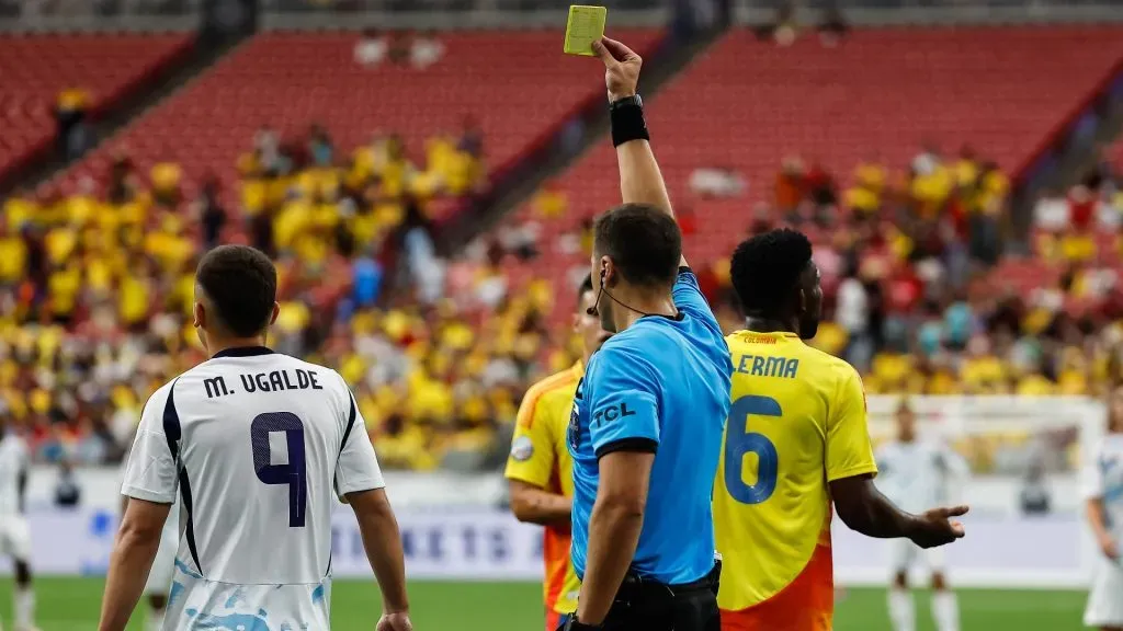 Ugalde recibió la segunda amarilla en dos partidos. (IMAGO)