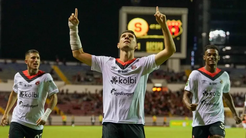 Alberto Toril le metió dos goles a Saprissa en la Recopa. (Instagram)
