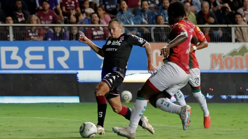 Klíver Gómez traslada la pelota ante el asedio de dos futbolistas de ADG. (Foto: Mayela López / La Nación)