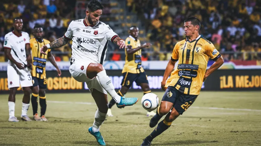 Jonathan Moya y Daniel Colindres en plena disputa de la esférica durante el último Alajuelense – Liberia. (Foto: ADML)