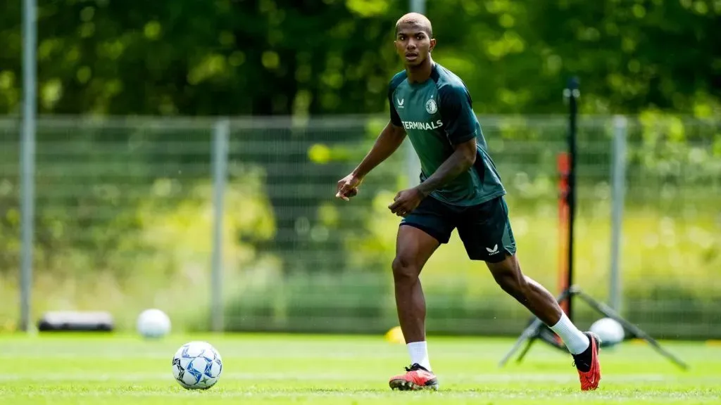 Mitchell se entrena pero aún no debutó en Feyenoord. (Feyenoord)