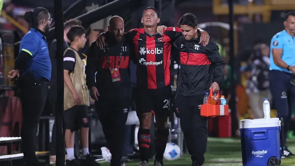 Fernando Piñar se retiró muy dolorido del campo de juego.