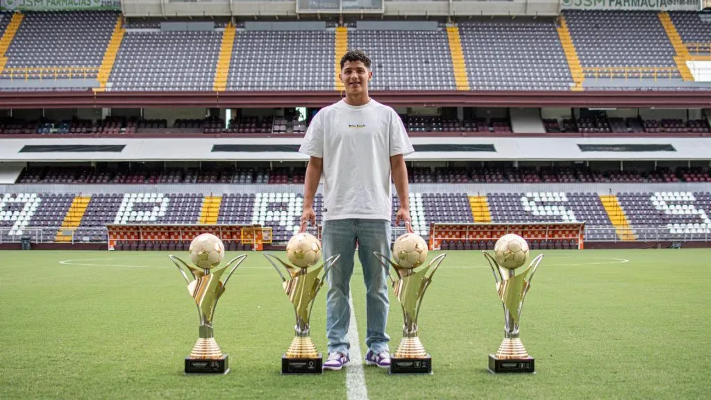 Así posó Warren Madrigal antes de marcharse de Saprissa a Europa. (Saprissa)