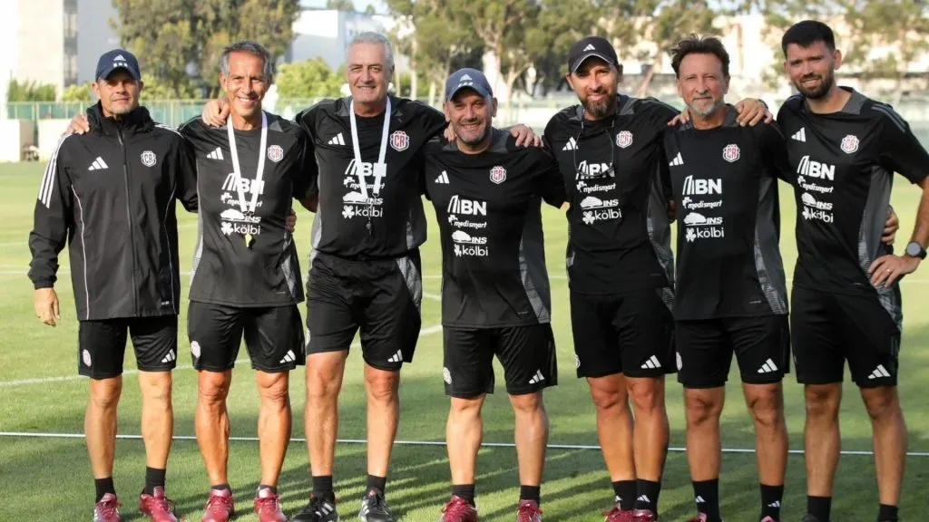 Gustavo Alfaro y su grupo de trabajo. (Fedefútbol)