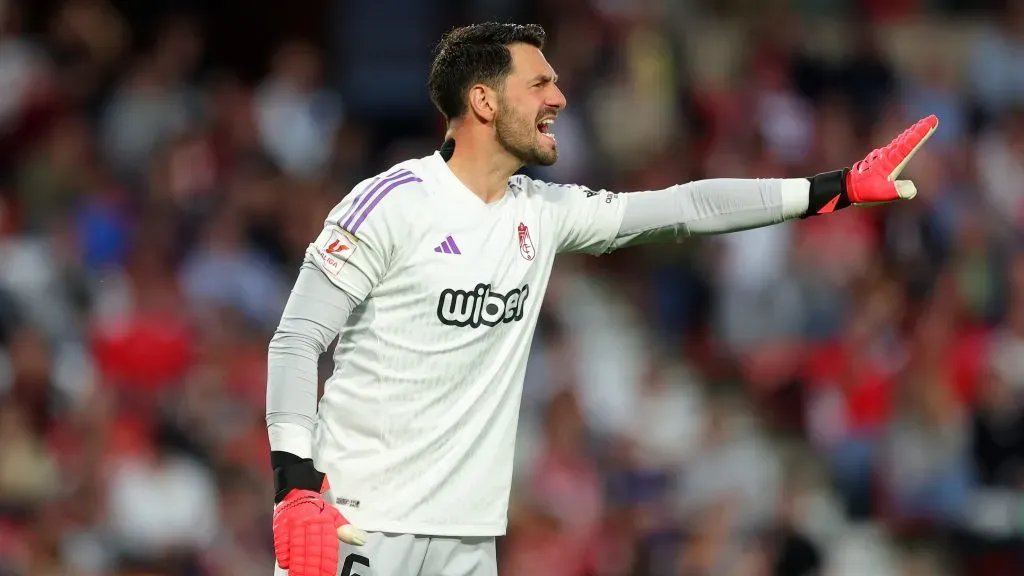 Augusto Batalla le gana la pulseada a Keylor Navas. (Foto: Getty Images)