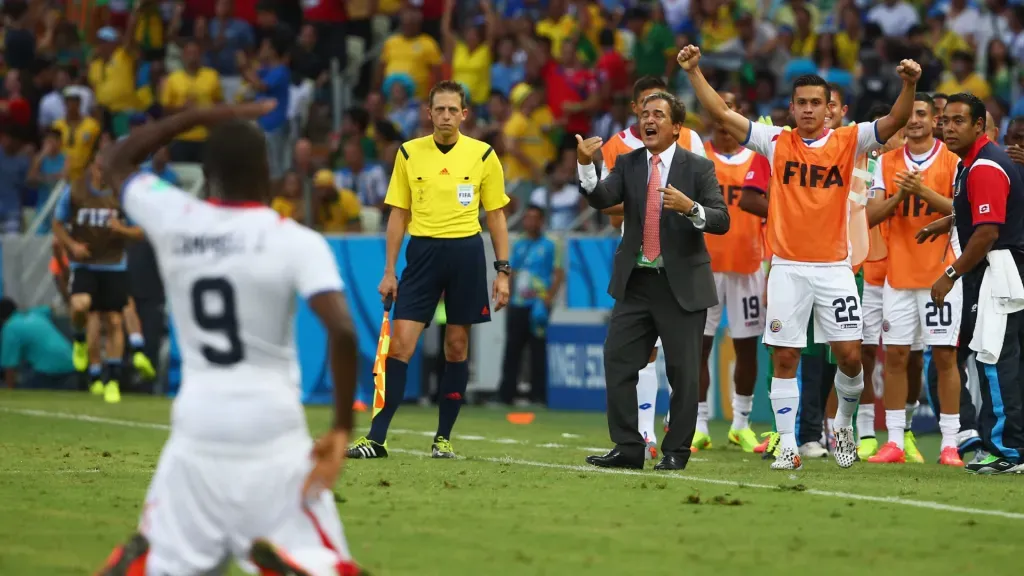 Mientras Joel Campbell festeja su gol, Pinto da indicaciones en el juego contra Uruguay. (Foto: Getty)