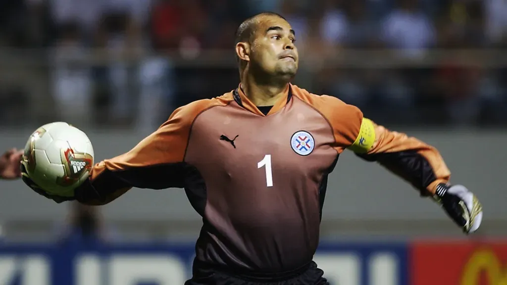 Chilavert en acción durante el Mundial 2002. (Foto: Shaun Botterill/Getty Images)