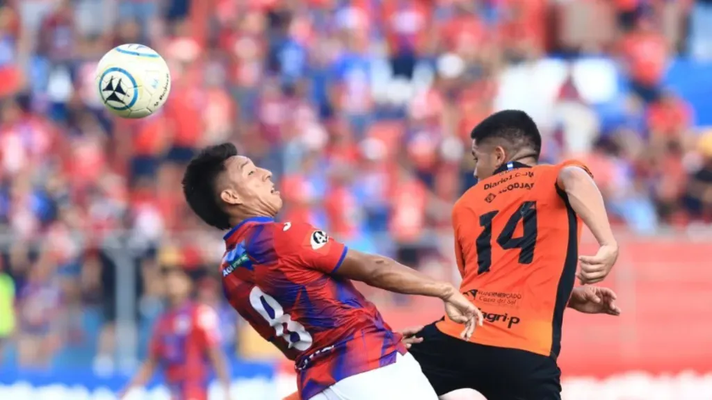 El último clásico salvadoreño se jugó el 12 de mayo y, pese a ganar 3-1 la vuelta de los cuartos de final, Águila terminó cayendo 5-4 en los penales ante FAS. (Foto: Diario El Salvador)