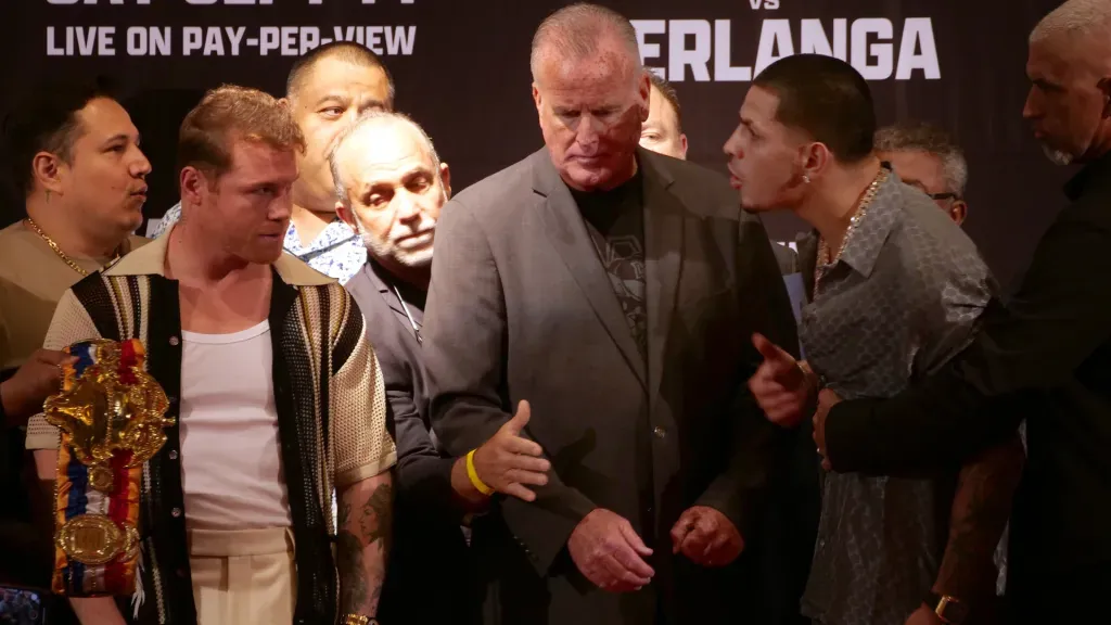 “Canelo” observa a un provocativo Berlanga, quien sueña con hacer besar la lona al tapatío por primera vez en casi 500 rounds. (Foto: Getty Images)