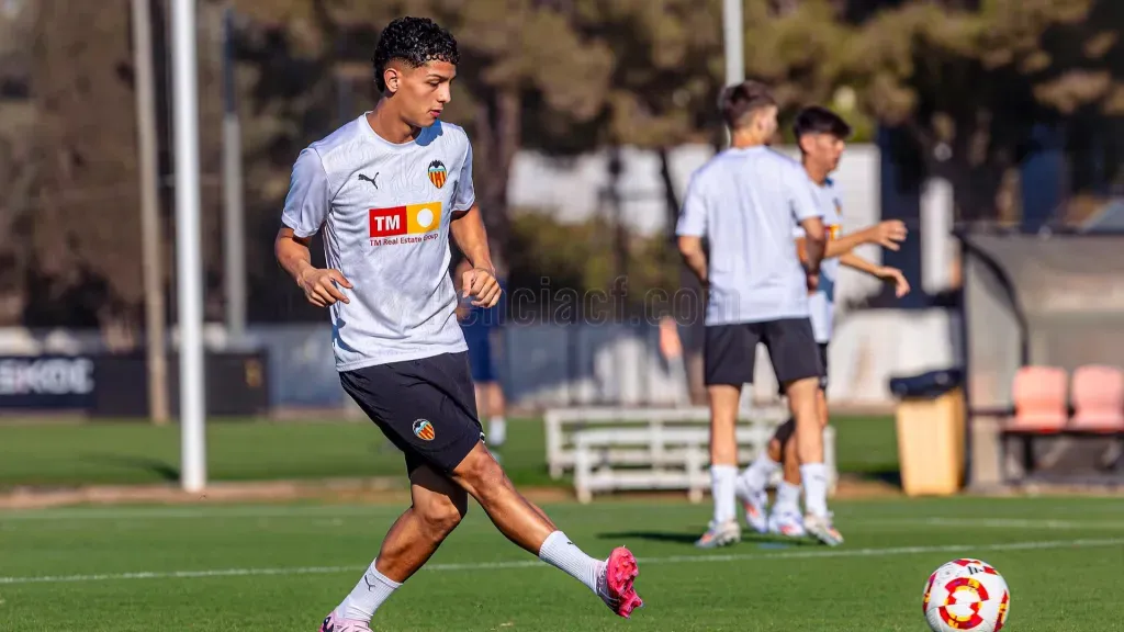 Warren Madrigal en acción durante el entrenamiento con el club Ché. (Foto: Valenci CF)