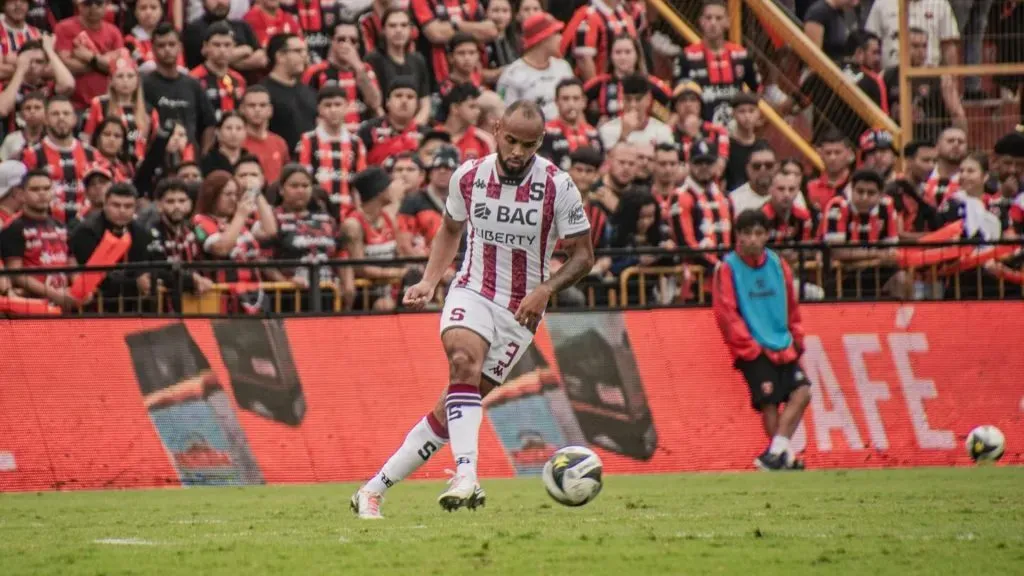 Arboine le da un dolor d cabeza a Saprissa.