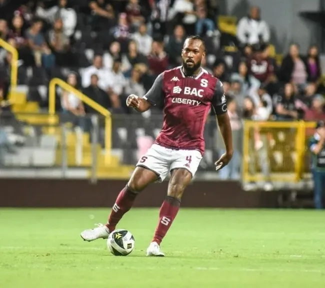 Kendall Waston abrió el marcador (Saprissa).