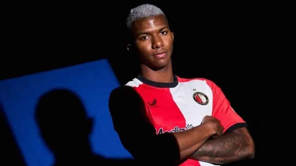 Jeyland Mitchell sacudió el mercado con su fichaje al Feyenoord (Feyenoord).