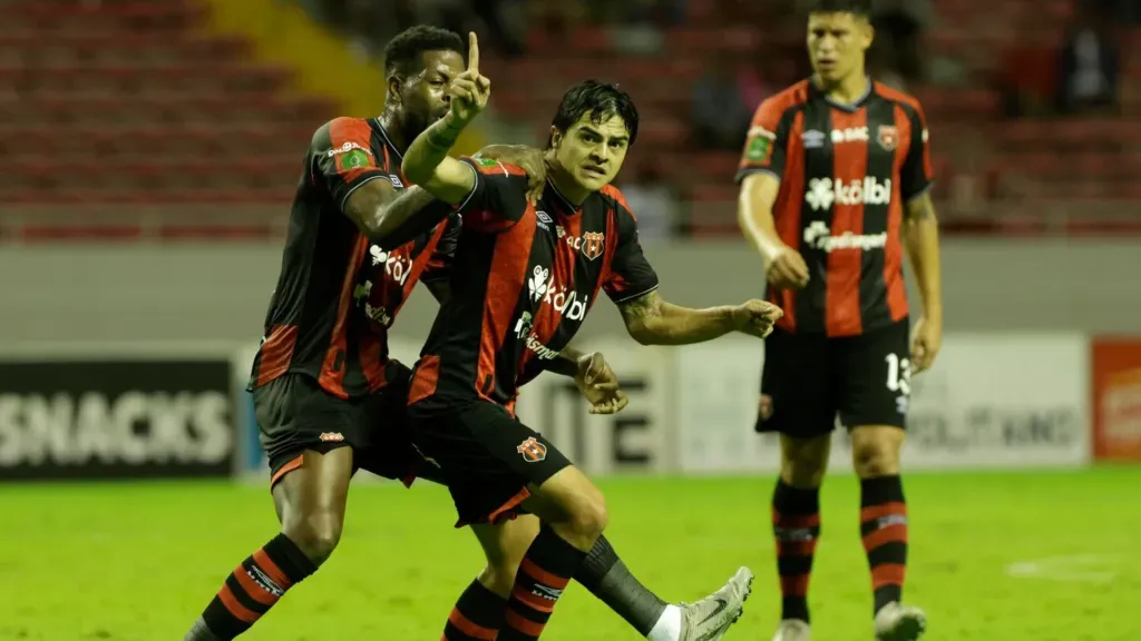 Diego Campos celebra tras anotar el gol con el que Alajuelense le remontó 2-1 a Santos el pasado 21 de julio. (Foto: Mayela López / La Nación)