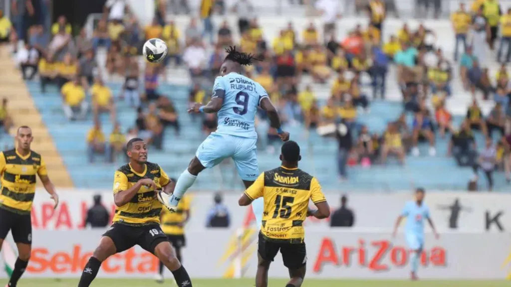 La última vez que se enfrentaron, el pasado 3 de agosto, Real España le ganó 1-0 a Motagua. (Foto: Grupo OPSA)