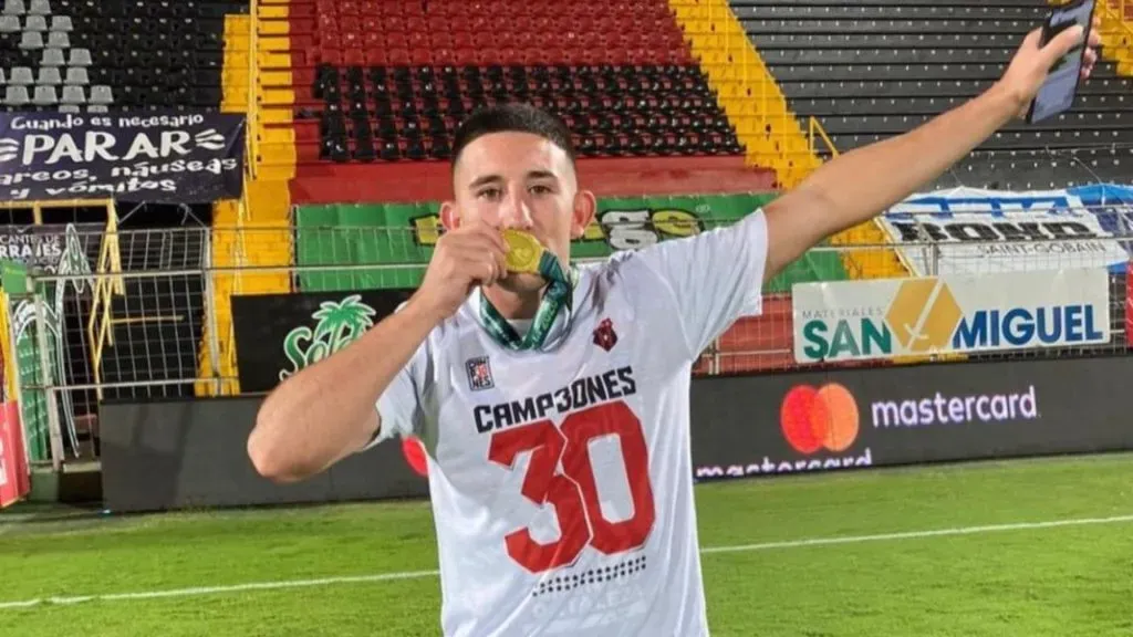 Facundo Zabala se consagró campeón de la liga con Alajuelense.