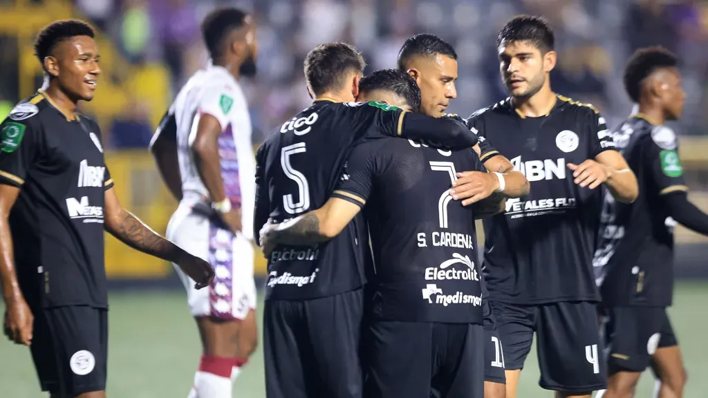 Sporting buscará ganarle por primera vez a Saprissa en La Cueva: suma 8 derrotas en 8 visitas. (Foto: La Nación)