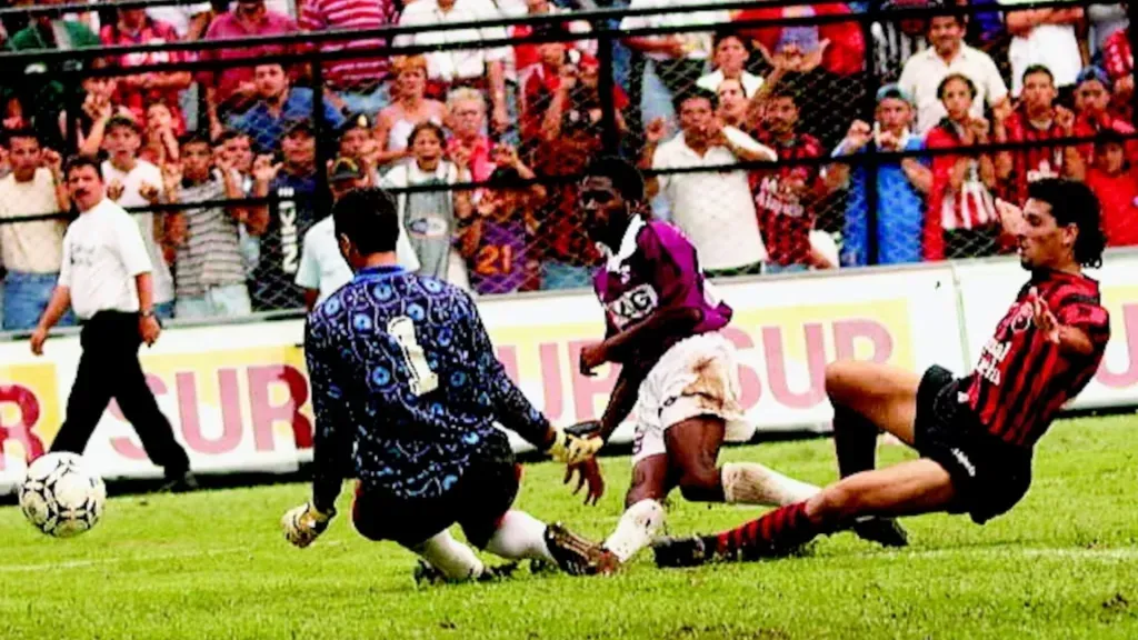 “Fue un momento muy especial para mí, que marcó mucho mi carrera”, dijo Drummond sobre aquel gol a LDA. (Foto: La Nación)