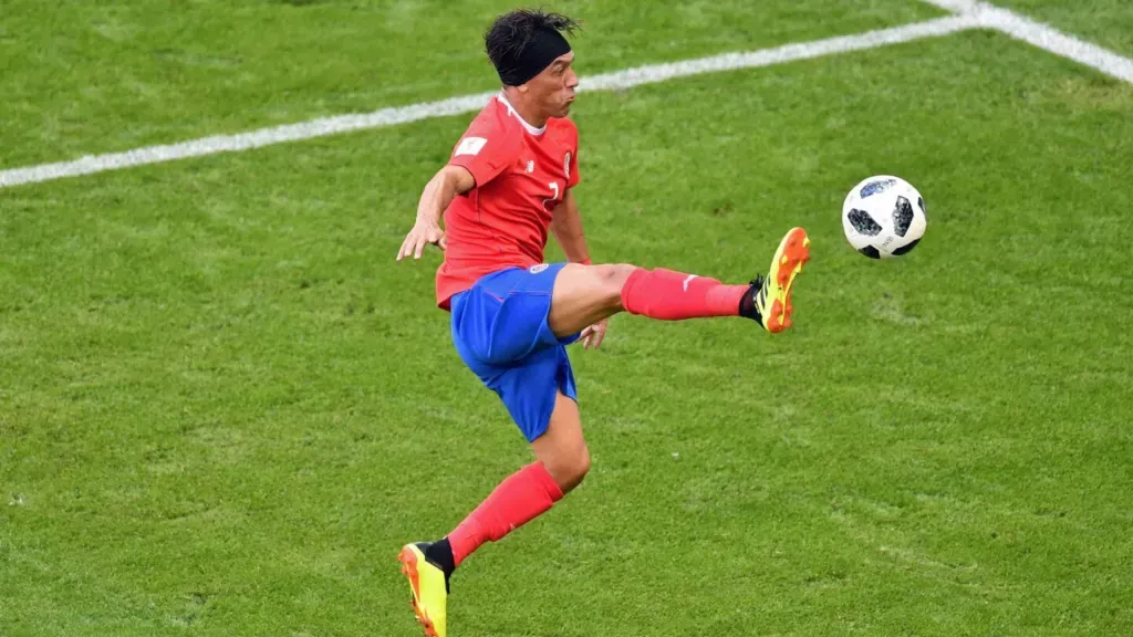 Christian Bolaños en acción con la Sele durante Rusia 2018. (Foto: FABRICE COFFRINI/AFP)