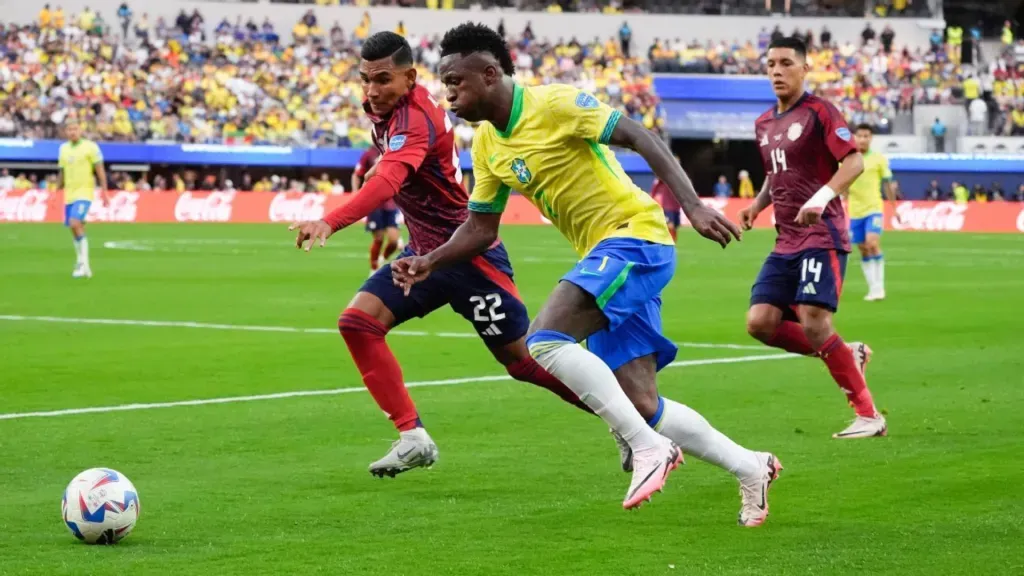 Haxzel Quirós persigue a Vinicius en la última Copa América. (Foto: AP)