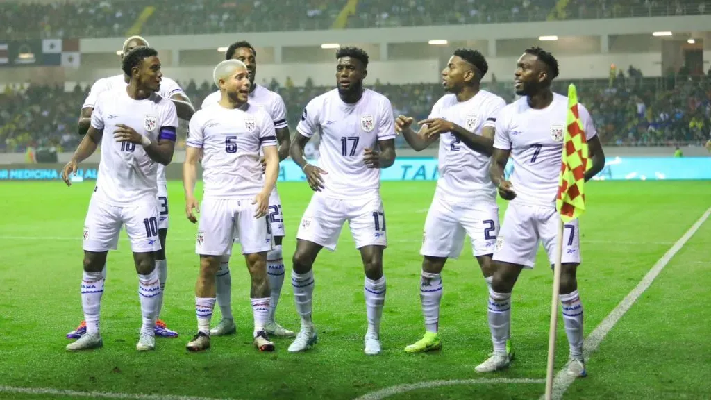 José Fajardo celebra junto a sus compañeros en el Estadio Nacional tras anotar el único gol de la serie hasta el momento. (Foto: FEPAFUT)