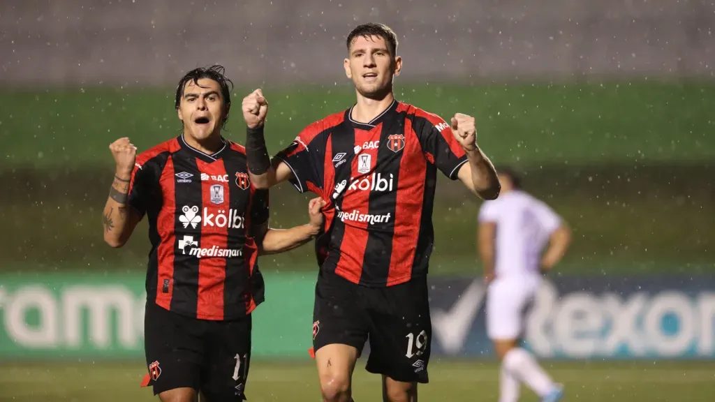 Diego Campos y Alberto Toril, celebrando un gol con Alajuelense. (Foto: Nuestro Diario / Juan Manuel Mijangos)