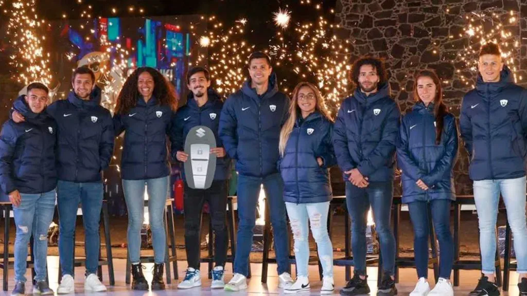 Los y las Pumas se unieron para recibir sus hermosos regalos.