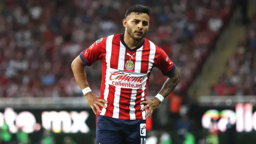La afición de Chivas abucheó a Alexis Vega. | Imago7