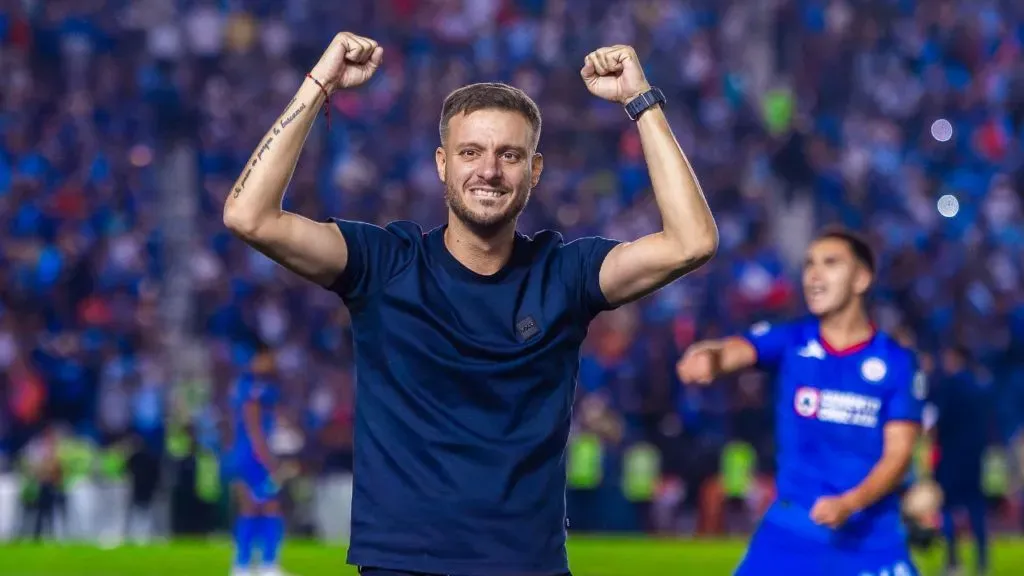 Anselmi celebra el pase de Cruz Azul.