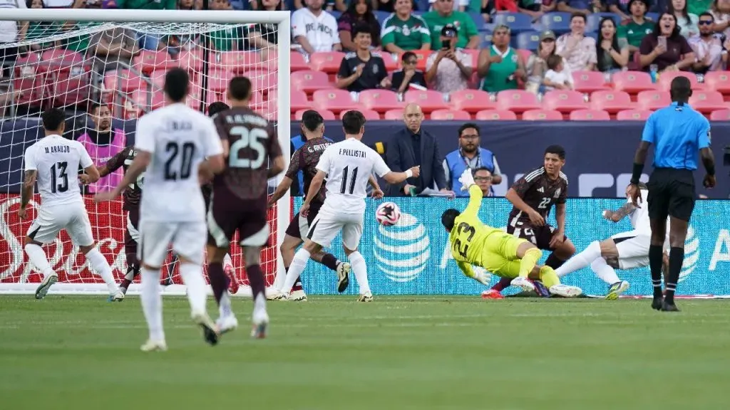 Uruguay le paga un baile a México de Jaime Lozano.