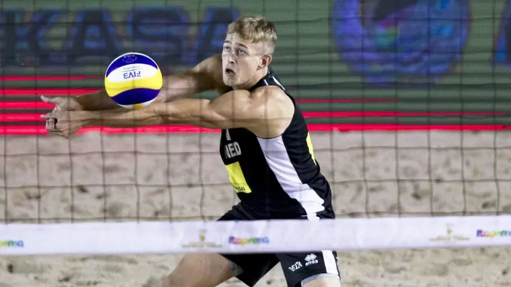 Steven Van de Velde, jugador de voleibol playa de los Países Bajos condenado en 2016 por violar a una menor (Foto: Getty Images).