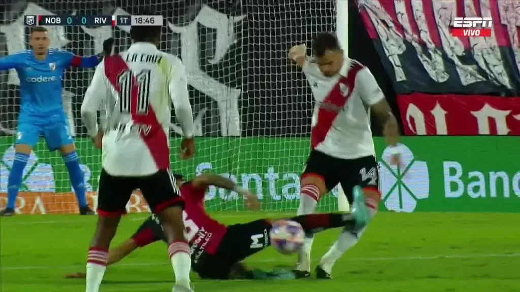 Aguirre no lo agarró de lleno al defensor de River, sino podría haberlo lesionado de gravedad.