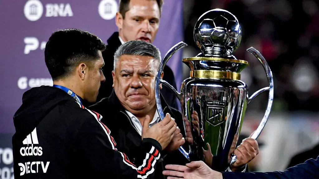 Tapia entregándole el trofeo de campeón de la Liga Profesional 2023 a River.