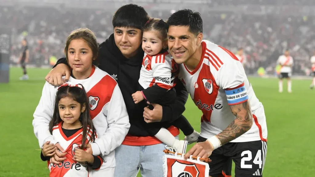 Enzo Pérez con sus hijos.