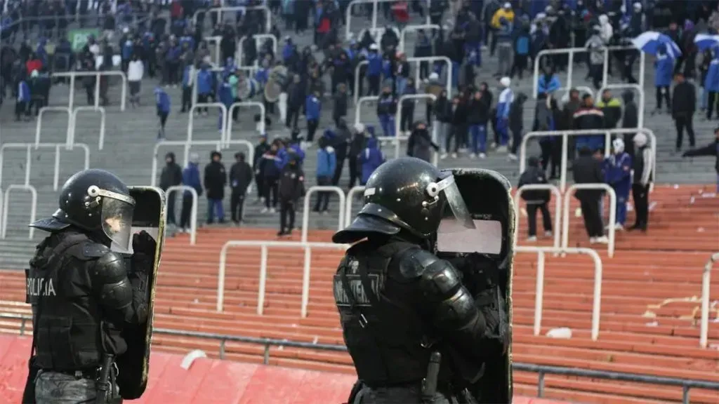 La hinchada de Godoy Cruz ocasionó serios incidentes ante San Lorenzo. (Diario Uno)