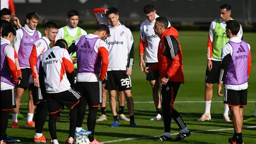 Demichelis le da indicaciones a los nuevos jugadores de River. (Foto: LPM / Diego Haliasz).