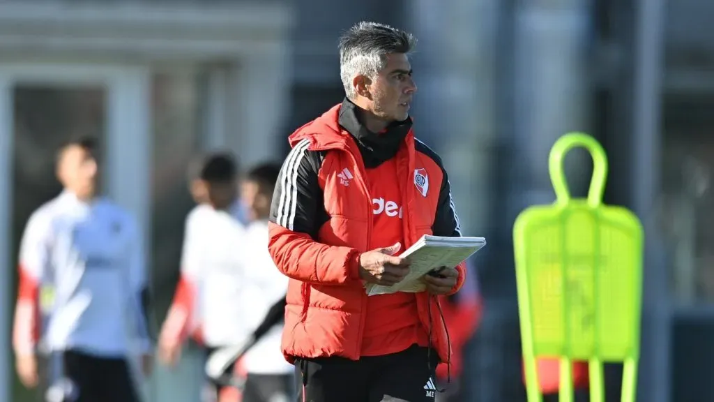 Libreta en mano, Escudero planifica el partido de River ante Unión. (Foto: Prensa River).