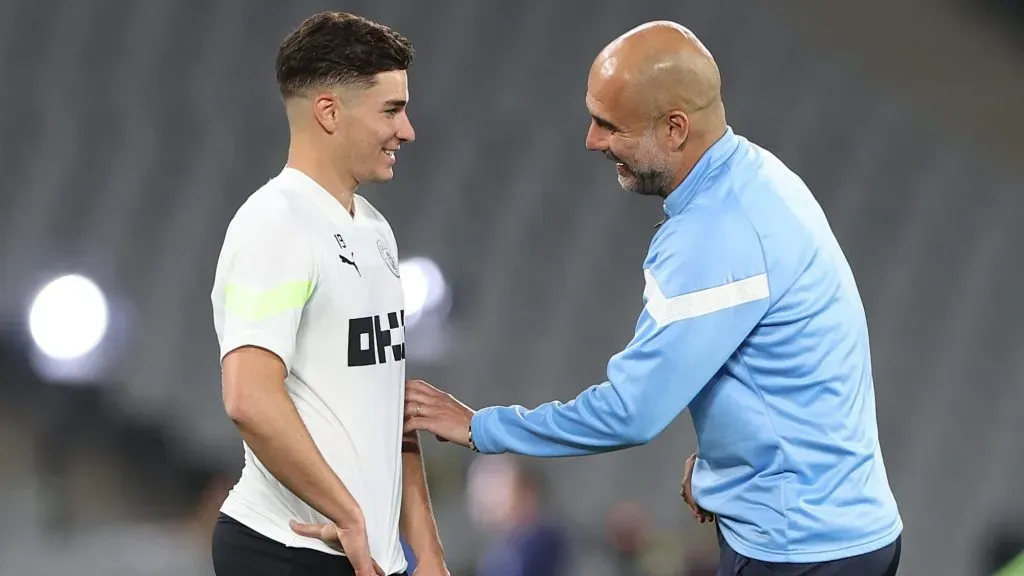 Pep Guardiola con Julián Álvarez.