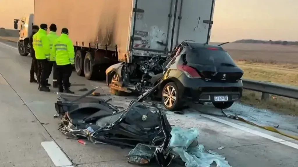 Así quedó el auto luego del choque con el camión en el carril derecho de la traza mano a Rosario.