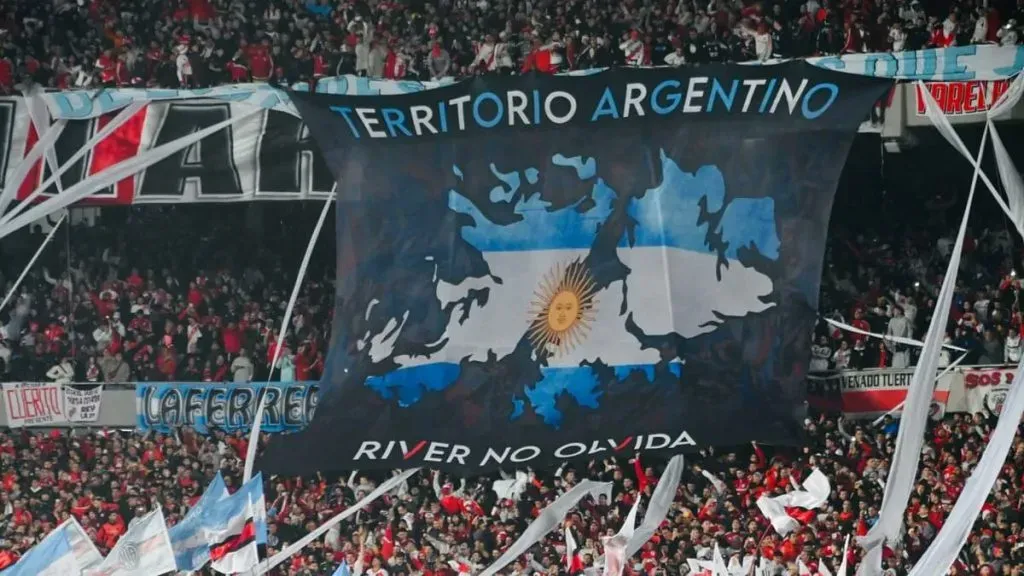 El trapo que Conmebol le prohibió a River por “ser una manifestación de violencia política”.