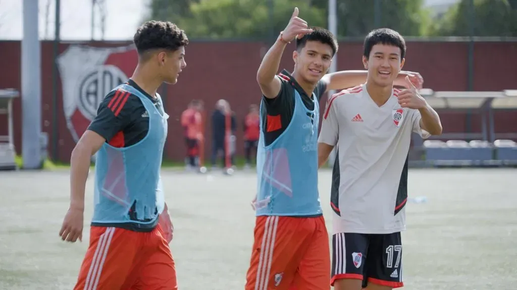 Los juveniles japoneses entrenaron con las Inferiores de River (Foto Stefano DI Carlo en X).