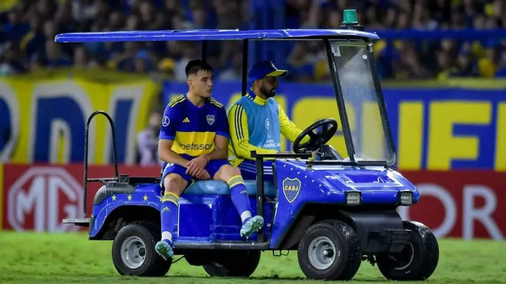 Anselmino se retira lesionado de La Bombonera. Foto: Getty