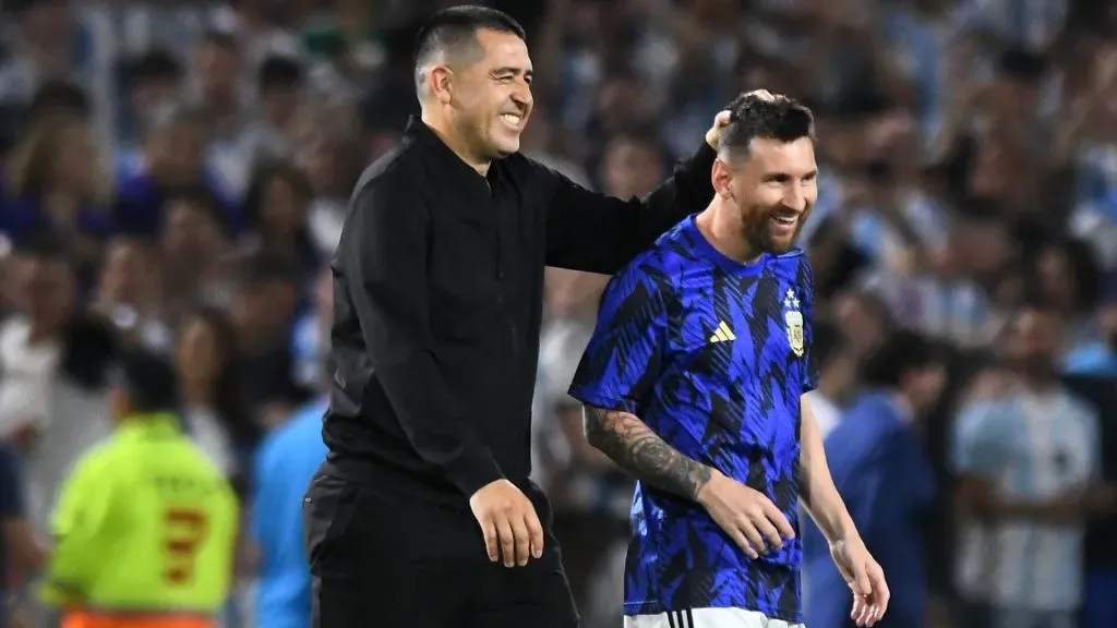 Riquelme y Messi, juntos en La Bombonera antes de un partido de Argentina. (Getty)