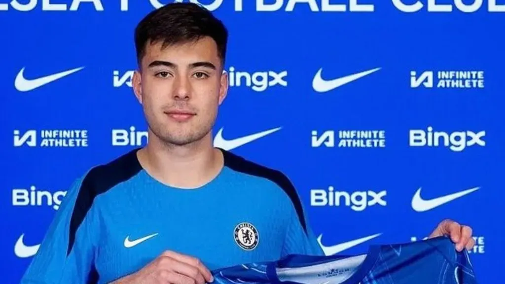 Anselmino en su llegada al Chelsea.