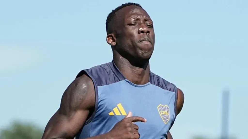 Luis Advíncula regresaría a la titularidad para el domingo ante Huracán. (Boca Oficial)